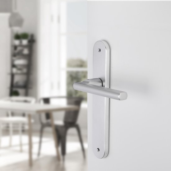 Aluminium deurkruk met ovaal deurschild, mat zilver, in een interieur.