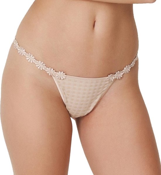 Nude string met bloemenrand en ruitjespatroon op de voorkant.