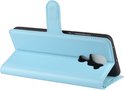 Étui portefeuille bleu clair ouvert en position support avec téléphone.
