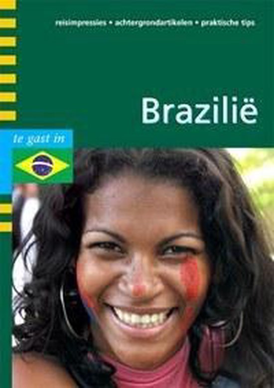 Vrolijke vrouw met Braziliaanse vlagverf op haar gezicht. "Brazilië" staat rechtsboven.