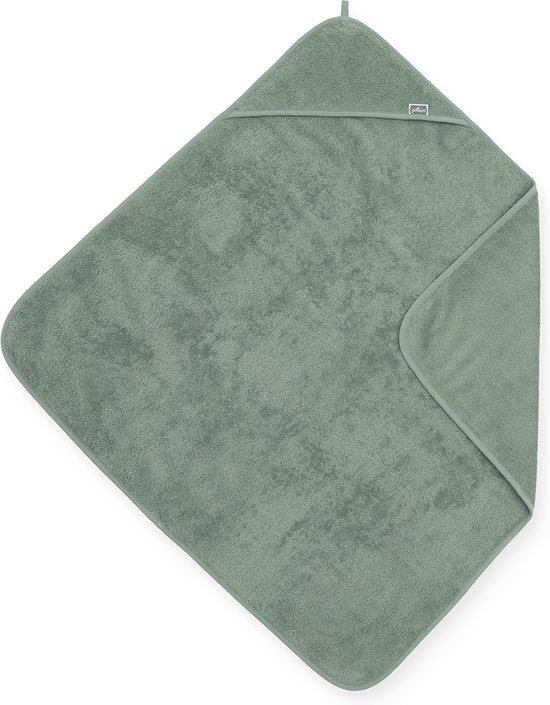 Een groene Jollein badcape, gevouwen in een ruitvorm, met capuchon en effen afwerking.