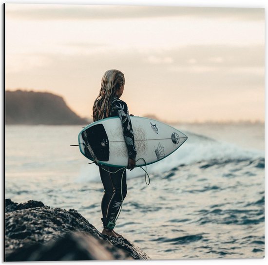 Dibond - Surfgirl richting de Zee - 50x50cm Foto op Aluminium (Met Ophangsysteem)
