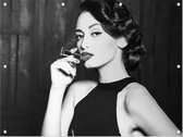 Vrouw met lippenstift zwart wit - Foto op Tuinposter - 100 x 75 cm