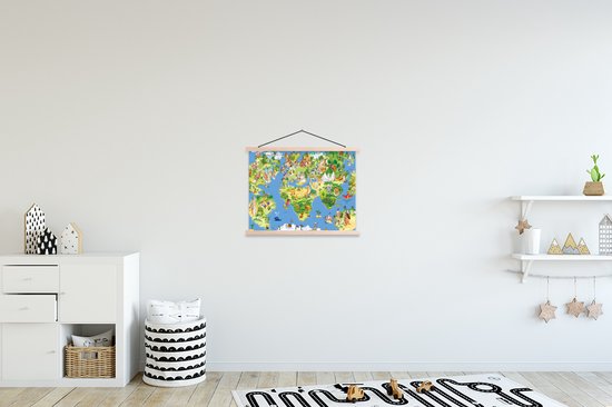 Carte du monde colorée pour enfants avec animaux et bâtiments, accrochée à un mur blanc.