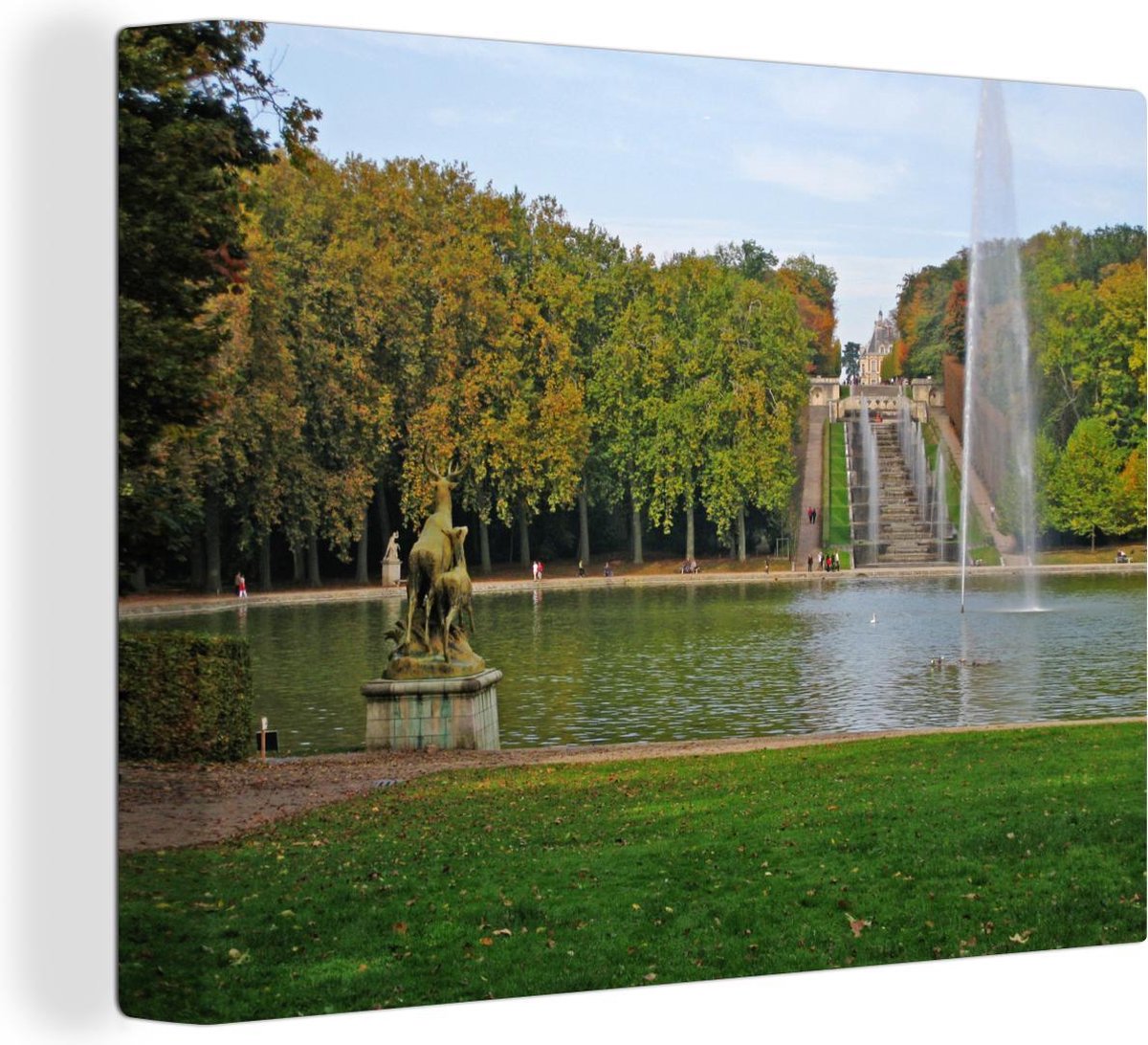 Canvas schilderij 160x120 cm - Wanddecoratie Park in Versailles met een standbeeld en een