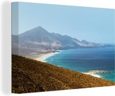 Canvas Schilderij Uitzicht vanaf Degollada de Pecenescal op het strand van Fuerteventura - 60x40 cm - Wanddecoratie