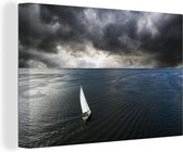 Canvas Schilderij Zeilboot en donkere wolken boven de zee - 120x80 cm - Wanddecoratie
