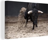 Un taureau courant dans un bac à sable 120x80 cm - Tirage photo sur toile (Décoration murale salon / chambre)