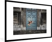 Fotolijst incl. Poster - Dansende ballerina voor een deur - 120x80 cm - Posterlijst