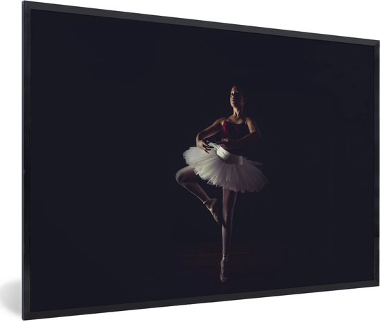 Fotolijst incl. Poster - Portret van een jonge ballerina op een zwarte achtergrond - 30x20 cm - Posterlijst