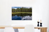 Canvas Schilderij De reflectie van de bossen in het Nationaal park Store Mosse in Zweden - 60x40 cm - Wanddecoratie