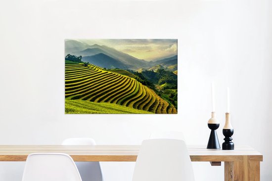 Canvas Schilderij Terrassen van rijstvelden met op de achtergrond een berglandschap in Vietnam - 90x60 cm - Wanddecoratie