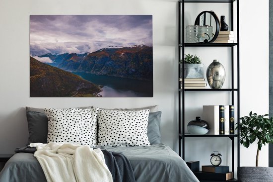 Canvas schilderij 140x90 cm - Wanddecoratie Flåm stad en berglandschappen in Noorwegen - Muurdecoratie woonkamer - Slaapkamer decoratie - Kamer accessoires - Schilderijen