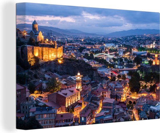 Overzicht over de stad Tbilisi in de avond Canvas 120x80 cm - Foto print op Canvas schilderij (Wanddecoratie woonkamer / slaapkamer)