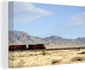 Canvas Schilderij Een rode trein in de woestijn - 120x80 cm - Wanddecoratie