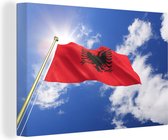 Canvas Schilderij Vlag van Albanië met blauwe lucht - 90x60 cm - Wanddecoratie