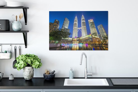 Les Tours Petronas illuminées en soirée Toile 60x40 cm - Tirage photo sur toile (Décoration murale salon / chambre)
