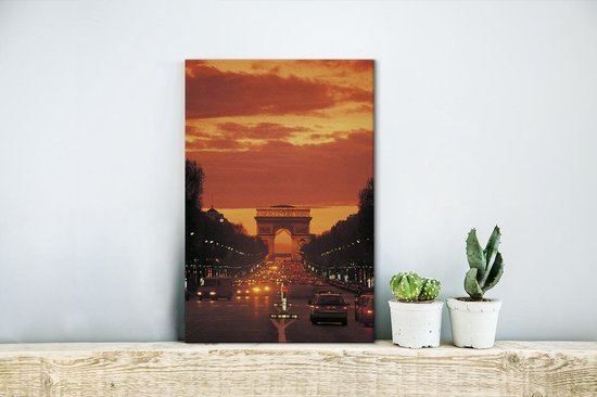 Canvas Schilderij Een knal-oranje lucht door de zonsondergang bij de Triomfboog van Parijs - 20x30 cm - Wanddecoratie