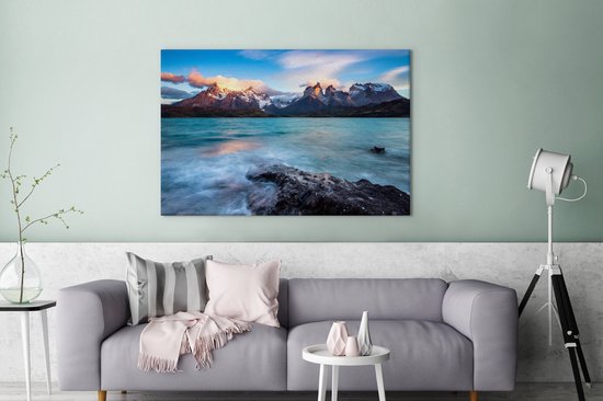Le lac Pehoe turquoise avec des montagnes vallonnées et un ciel clair Toile 120x80 cm - Tirage photo sur toile (Décoration murale salon / chambre)