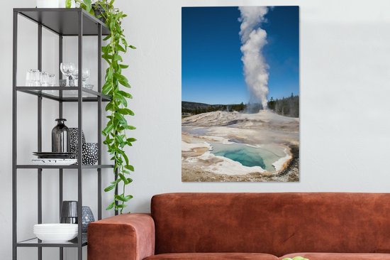 Un geyser actif avec des roches blanches dans le parc national de Yellowstone sur toile 90x140 cm - Tirage photo sur toile (Décoration murale salon / chambre)