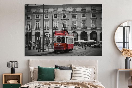 Canvas schilderij 150x100 cm - Wanddecoratie Zwart-wit foto met een rode tram - Muurdecoratie woonkamer - Slaapkamer decoratie - Kamer accessoires - Schilderijen