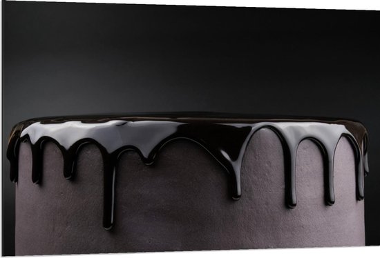 Dibond - Chocoladesaus op Taart met Donkere Achtergrond - 120x80cm Foto op Aluminium (Wanddecoratie van metaal)