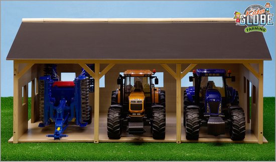 Houten landbouwloods met zwarte dak. Bevat een blauwe machine, oranje tractor en blauwe tractor.