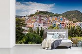 Behang - Fotobehang Het uitzicht over Kleurrijke Stad in Sardinië - Breedte 450 cm x hoogte 300 cm
