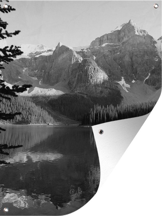 Tuin decoratie Besneeuwde bergen en bossen weerspiegeld in het Moraine Lake in Canada - zwart wit - 30x40 cm - Tuindoek - Buitenposter
