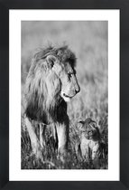 JUNIQE - Poster in houten lijst Lion Teaching His Cub -20x30 /Grijs &