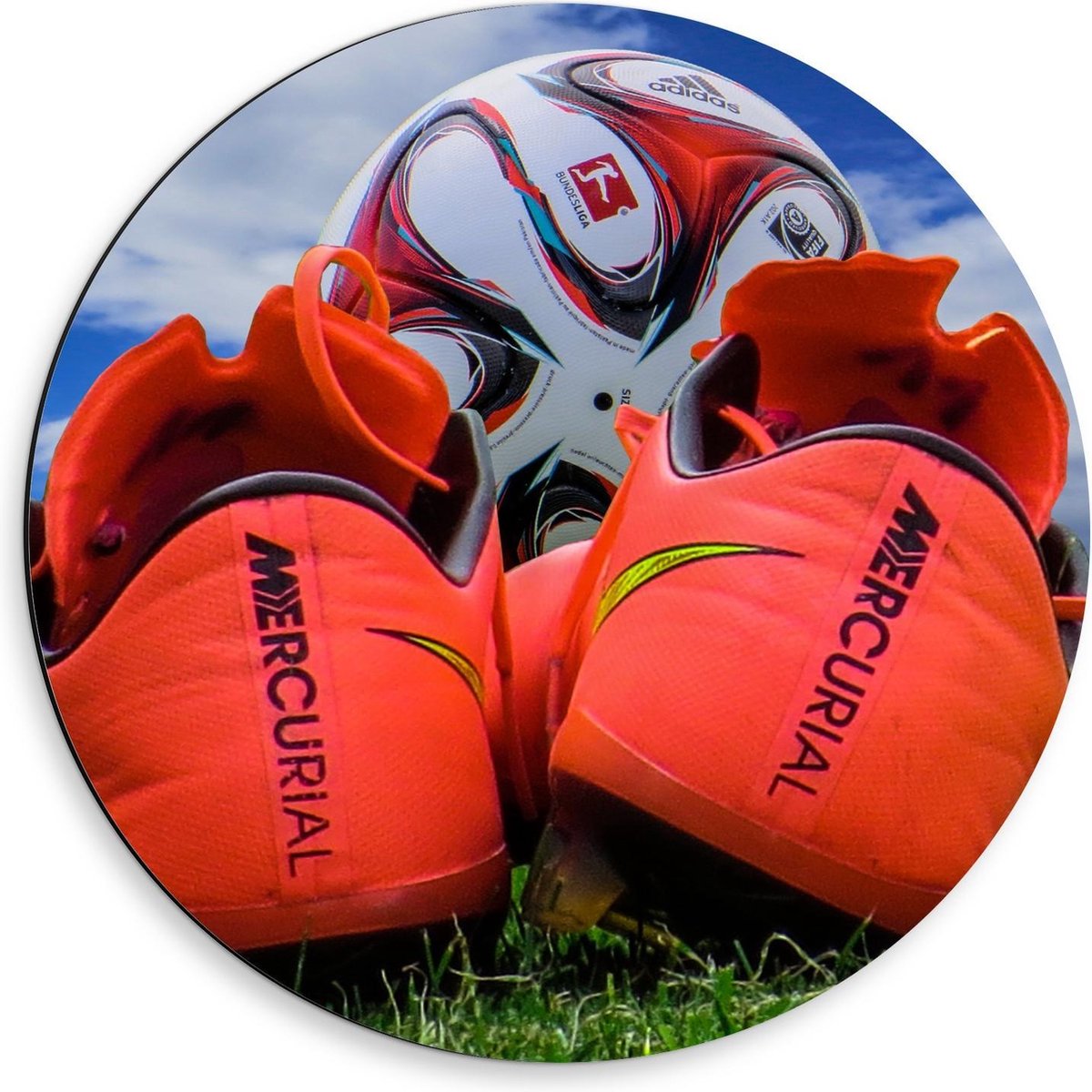 Dibond Wandcirkel - Voetbal en Voetbalschoenen - 50x50cm Foto op Aluminium Wandcirkel (met ophangsysteem)