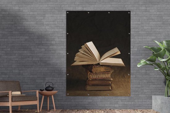 Affiche de jardin - Pile de livres anciens sur fond noir - 120x160 cm - XXL