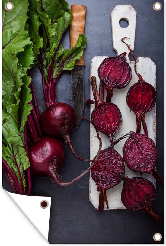 Betteraves rouges grillées sur une planche à découper blanche Affiche de jardin 60x90 cm - Toile de jardin / Toile d'extérieur / Peintures pour l'extérieur (décoration de jardin)