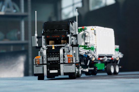 Gedetailleerd frontaanzicht van een LEGO Technic Mack Anthem speelgoed vrachtwagen met aanhanger en container.