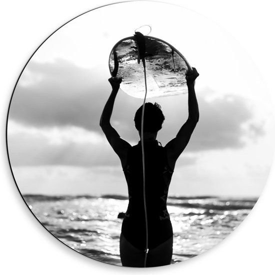 Dibond Wandcirkel - Surfer met Plank in de Lucht (zwart/wit) - 50x50cm Foto op Aluminium Wandcirkel (met ophangsysteem)