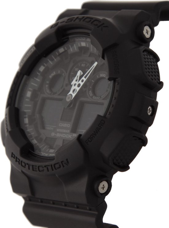 Zwarte G-Shock horloge met ronde wijzerplaat en zilverkleurige wijzers. Beschermingsrand zichtbaar.