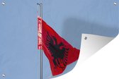 Tuindecoratie Nationale vlag van Albanië op een heldere blauwe hemel - 60x40 cm - Tuinposter - Tuindoek - Buitenposter