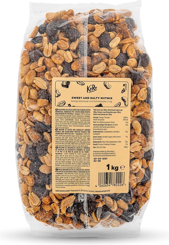 Gedetailleerde voedingsinformatie op een zak 'Sweet and Salty Nutmix' van KoRo. De mix bevat noten, chocolade en rozijnen.