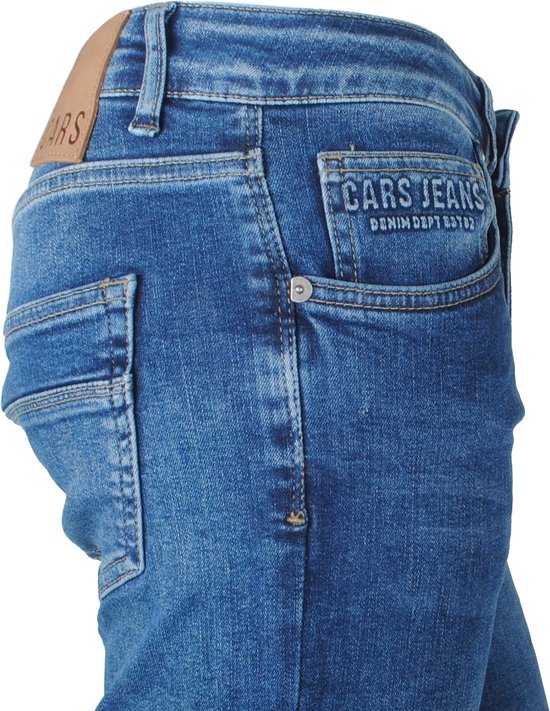 Gedetailleerde achterkant van een blauwe spijkerbroek met een bruin CARS label en een "CARS JEANS DENIM DEPT EST82" label.
