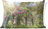 Sierkussen Roze roos voor buiten - Mooie roze rozen groeien als planten in de wilde natuur - 60x40 cm - rechthoekig weerbestendig tuinkussen / tuinmeubelkussen van polyester