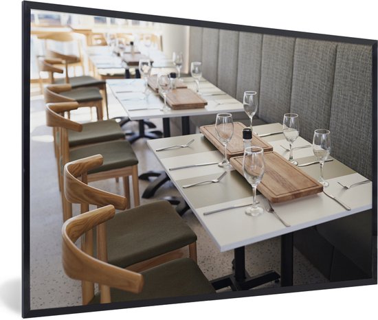 rand crisis Briesje Fotolijst incl. Poster - Lege glazen op de tafels van een restaurant -  120x80 cm -... | bol.com