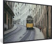 Photo encadrée - Le tramway jaune monte les rues escarpées de Lisbonne cadre photo noir 120x80 cm - Affiche encadrée (Décoration murale salon / chambre)