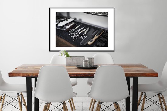 Photo encadrée - Une rangée d'attributs de coiffure cadre photo noir avec passe-partout blanc grand 90x60 cm - Affiche encadrée (Décoration murale salon / chambre)