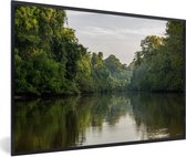 Fotolijst incl. Poster - Grote rivier tussen de bomen van het Nationaal park Corcovado in Costa Rica - 120x80 cm - Posterlijst