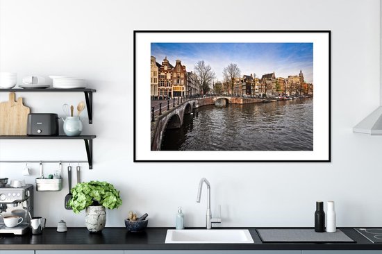 Photo encadrée - Photo de l'américain Keizersgracht sous un ciel bleu avec cadre photo nuages 120x80 cm - Affiche encadrée (Décoration murale salon / chambre)