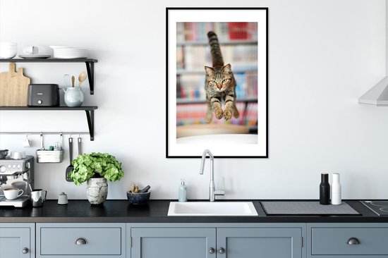 Cadre photo - Chat sautant sur chaise cadre photo noir avec passe-partout blanc 60x90 60x90 cm - Affiche sous cadre (Décoration murale salon / chambre)