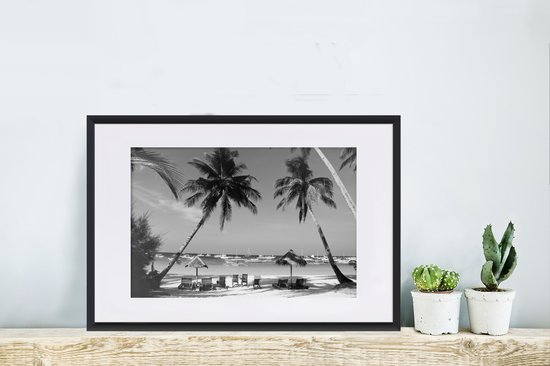 Photo encadrée - Palmiers et transats sur la plage de Boracay - Cadre photo noir et blanc noir avec passe partout blanc 40x60 60x40 cm - Affiche encadrée (Décoration murale salon / chambre)