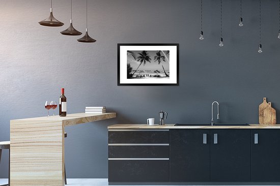 Photo encadrée - Palmiers et transats sur la plage de Boracay - Cadre photo noir et blanc noir avec passe partout blanc 40x60 60x40 cm - Affiche encadrée (Décoration murale salon / chambre)