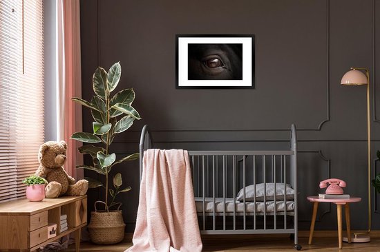 Photo encadrée - Cadre photo gros plan oeil de cheval noir avec passe-partout blanc 40x60 60x40 cm - Affiche encadrée (Décoration murale salon / chambre)