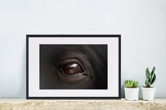 Photo encadrée - Cadre photo gros plan oeil de cheval noir avec passe-partout blanc 40x60 60x40 cm - Affiche encadrée (Décoration murale salon / chambre)